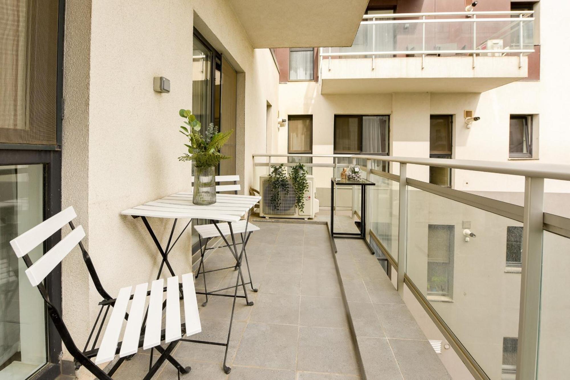 Perfect Stay: Urban Heaven In Aviatiei Business Area Bucharest Bilik gambar