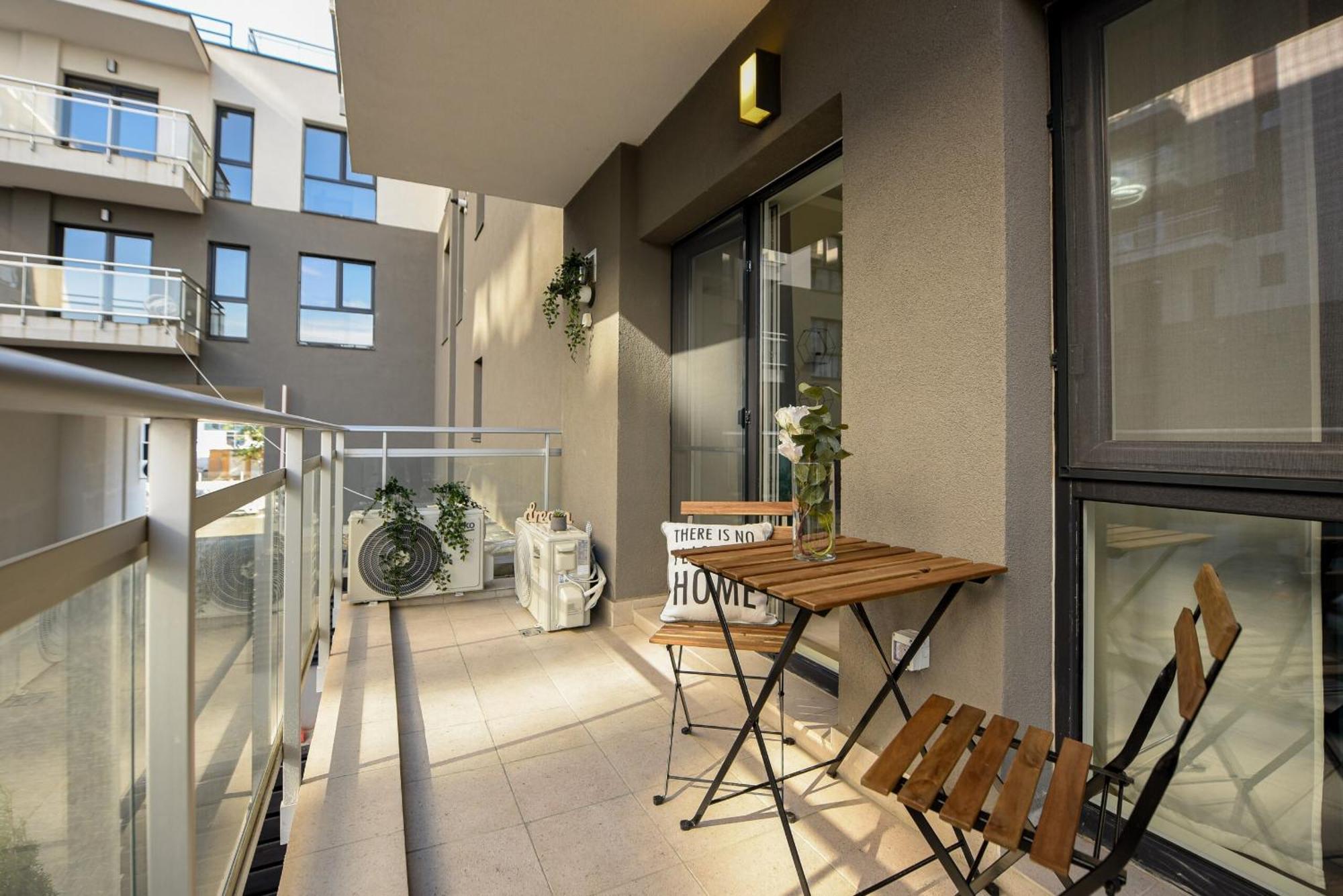 Perfect Stay: Urban Heaven In Aviatiei Business Area Bucharest Bilik gambar